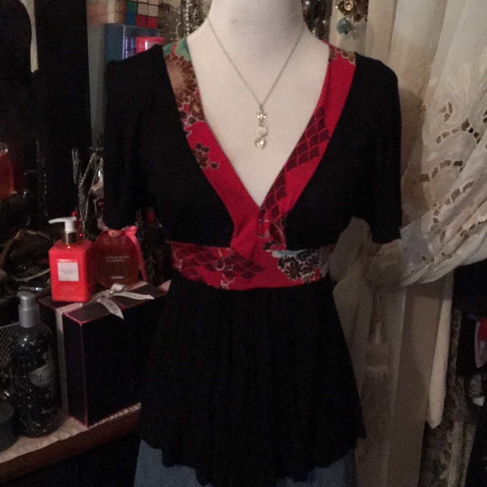 SEXY LOW CUT BLOUSE SZ MEDIUM 🌺